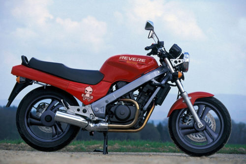 Вид сбоку дорожного мотоцикла Honda Bros 650