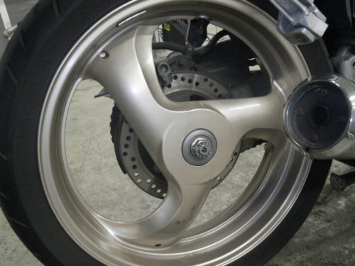 Литой диск заднего колеса на мотоцикле Honda Bros 650 японского производства