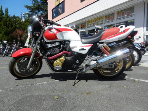 Красно-белая расцветка японского дорожника модели Honda CB1300SF