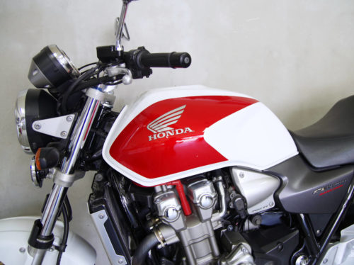 Красно-белый бензобак японского байка Honda CB1300 SF