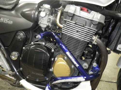 Карбюратор на двигателе мотоцикла Honda CB1300SF 1999 года производства