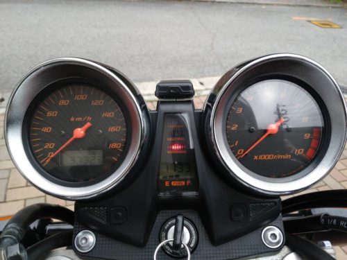 Механическая панель приборов на мотоцикле Honda CB1300 SF
