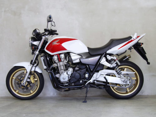Сдвоенное сидение черного цвета на мотоцикле Honda CB1300 SF