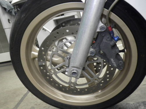 Тормоза дискового типа на переднем колесе байка Honda CB1300 версии SF