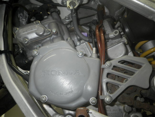 Карбюраторный двигатель на кроссовом байке Honda CR 125 R