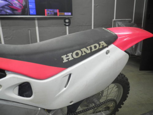 Пластиковый щиток под сидением мотоцикла Honda CR125R