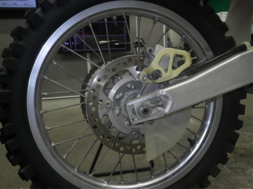 Заднее колесо кроссового мотоцикла Honda CR125R с дисковым тормозом