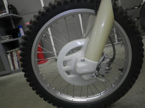 Защитный щиток на дисковом тормозе переднего колеса мотоцикла Honda CR125R