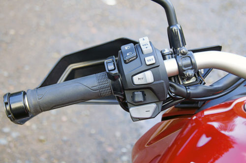 Кнопки управления светом на рулевой рукоятке мотоцикла Honda CRF1000L Africa Twin