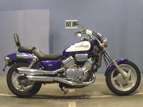 Вид сбоку популярного мотоцикла Honda Magna 750