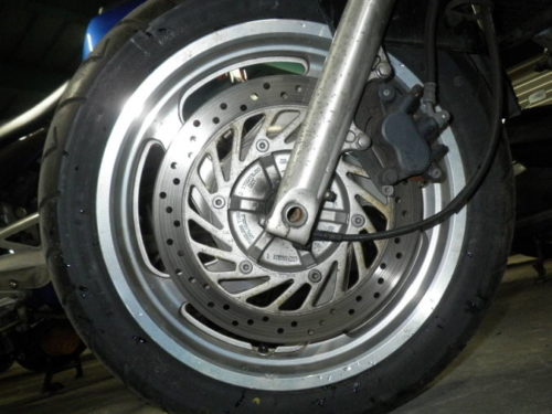 Переднее колесо мотоцикла Honda Magna 750 с дисковыми тормозами