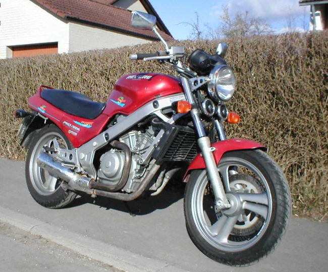 Радиатор охлаждения на раме мотоцикла Honda NTV 600 Revere для рынка Великобритании