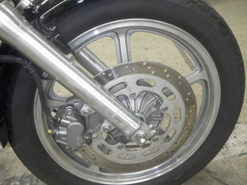 Переднее колесо мотоцикла Honda Shadow 1100 с дисковым тормозом