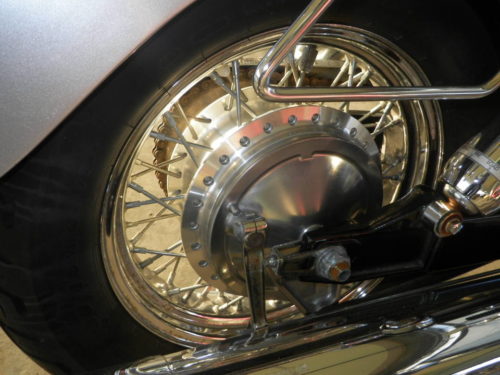 Заднее колесо мотоцикла HONDA Shadow 400 с тормозом барабанного типа