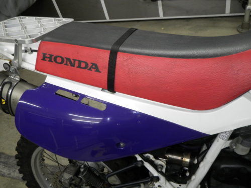 Красно-черная окраска сидения мотоцикла Honda XR650L эндуро класса