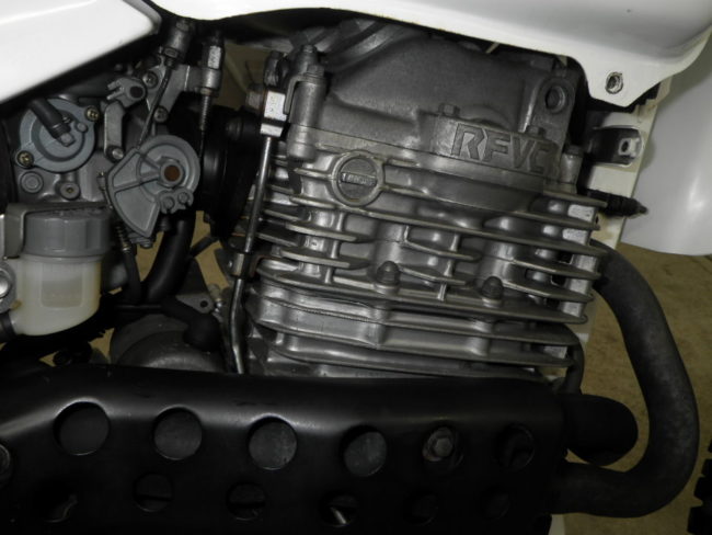 Карбюратор на двигателе байка Honda XR650L с воздушным охлаждением