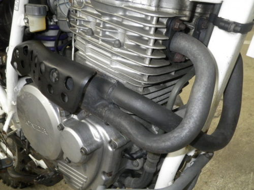 Выхлопной коллектор на двигателе мотоцикла Honda XR650L